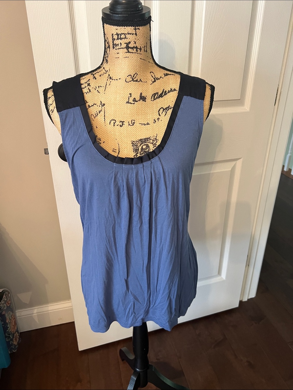 Sleeveless Scoop Neck Tank Blue  New York & co. XL